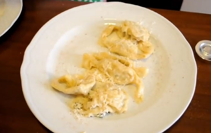 Tortelli con cohetes, nueces y queso ricotta con mantequilla y salvia