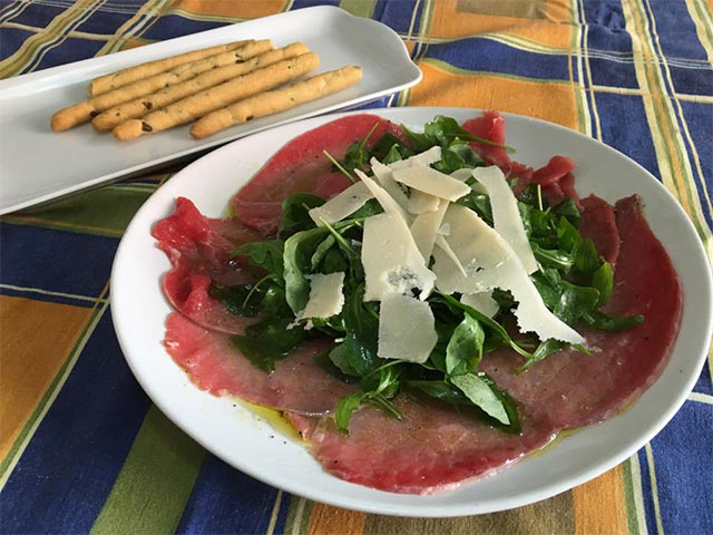 Carpaccio de Res con Rúcula y Parmesano – Chef Stefano Barbato